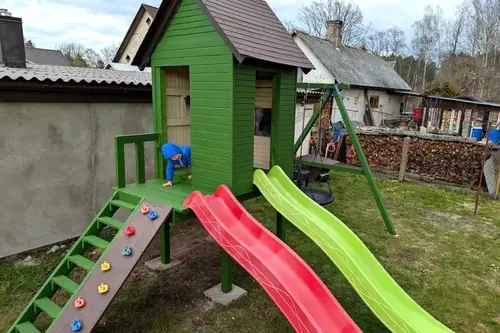 Bērnu rotaļu laukuma salikšana